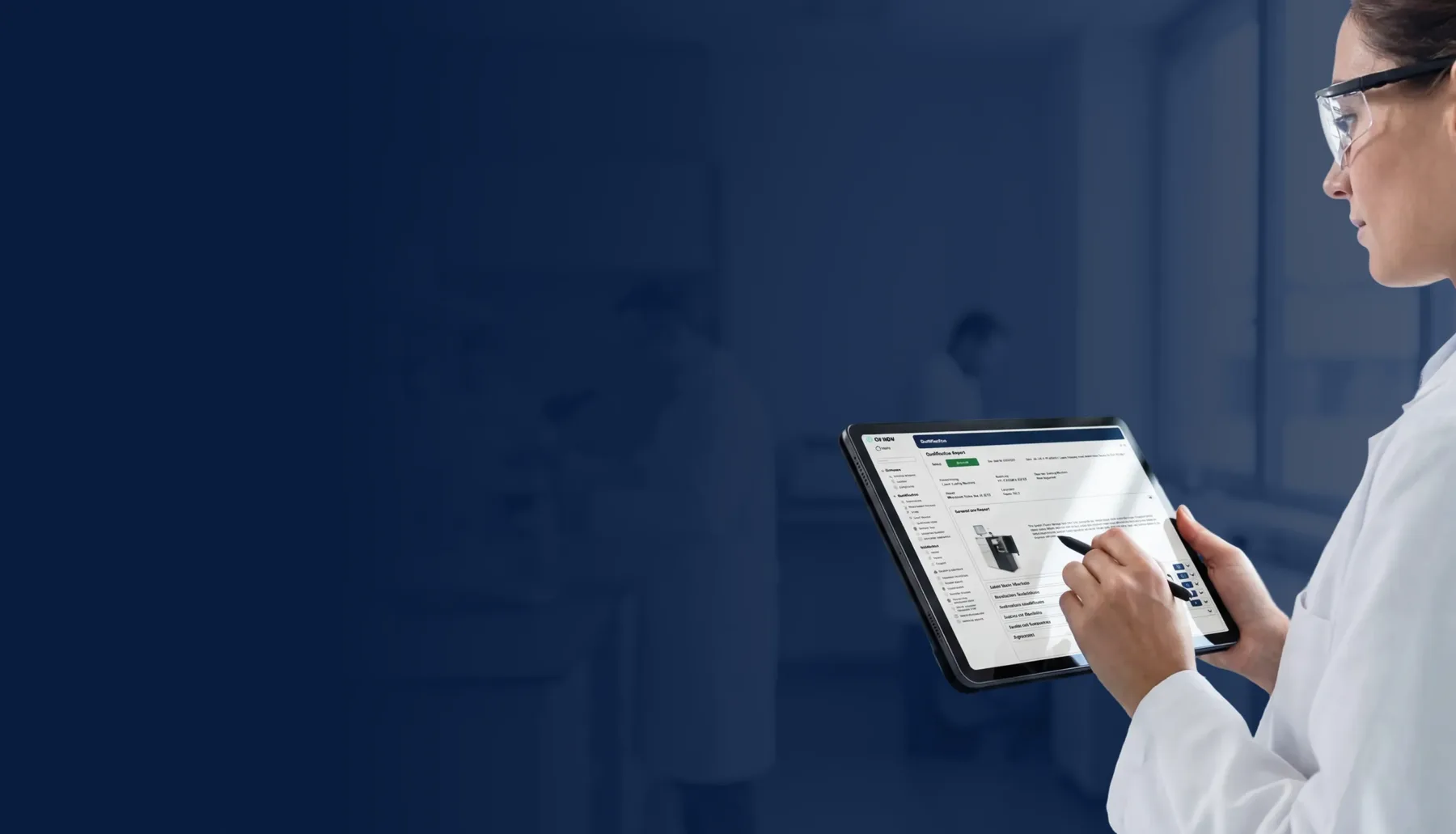 Mitarbeiterin im Reinraum prüft einen Qualifizierungsbericht auf dem Tablet